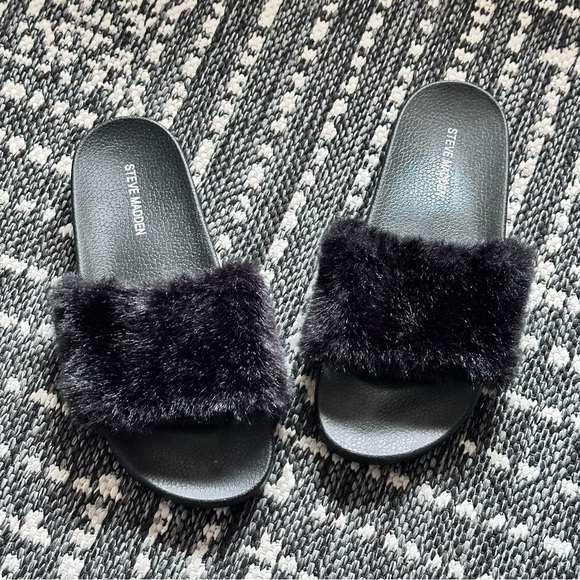 Furry Steve Madden Slides Black Slip On Size 7 S/M - Picture 7 of 7